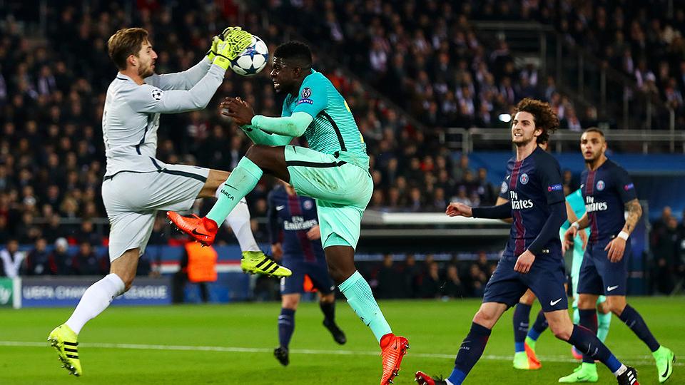 Kiper Paris Saint-Germain, Kevin Trapp (kiri), tampil gemilang saat timnya mengalahkan Barcelona 4-0 di Parc des Prince, Rabu (15/02/17) dini hari WIB.