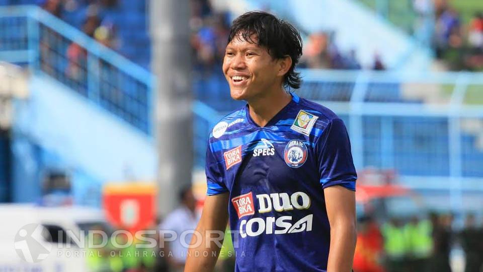 Pemain%20Arema%20FC%2C%20Adam%20Alis%20Setyano%2C%20berdoa%20agar%20gubernur%20baru%20bisa%20membawa%20Jakarta%20menjadi%20lebih%20baik.