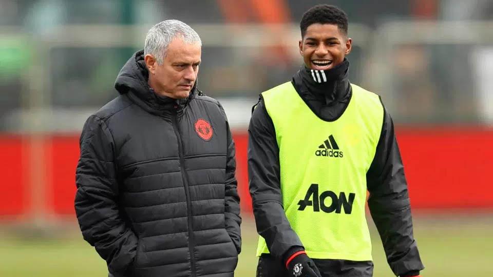 Marcus Rashford tertawa bersama Jose Mourinho saat jalani latihan. Copyright: Reuters
