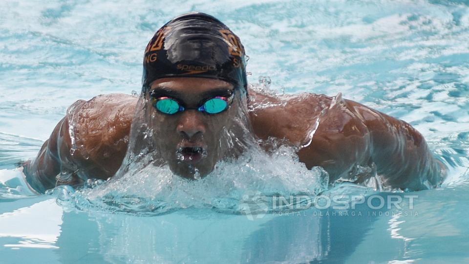 Atlet renang Pelatnas Indonesia untuk SEA Games 2017, Gagarin Nathaniel Yus saat berlatih GOR Soemantri Brodjonegoro, Kuningan, Jakarta.