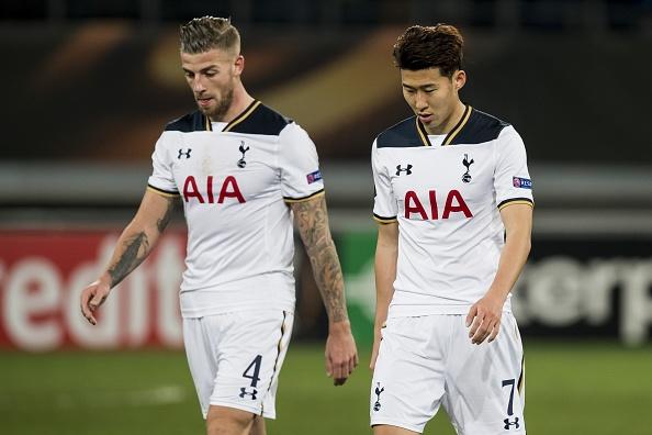 Dua pemain Tottenham Hotspur, Toby Alderweireld (kiri) dan Son Heung-min tertunduk lesu saat timnya dikalahkan Gent dengan skor 0-1 dalam pertandingan Liga Europa babak 32 besar, Jumat (17/02/17). Copyright: VI-Images/GettyImages