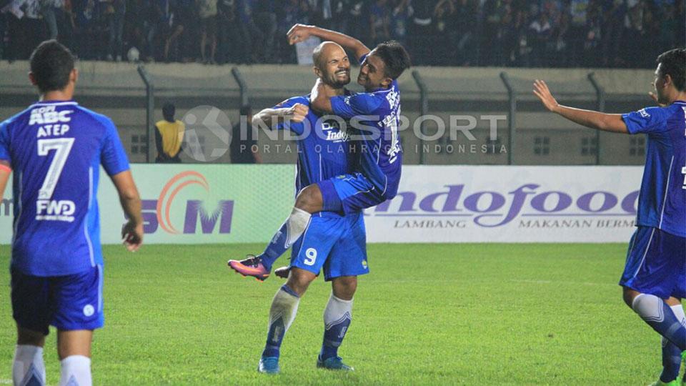 Sergio van Dijk saat merayakan gol kedua Persib Bandung ke gawang Persela Lamongan. Copyright: Ginanjar/Indosport
