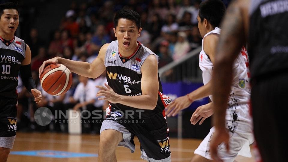 Pemain%20Aspac%20Jakarta%20saat%20berhadapan%20dengan%20Hangtuah.