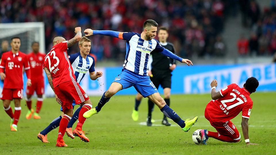 David Alaba mencoba menghadang Vedad Ibisevic. Copyright: bayernmunchen.com