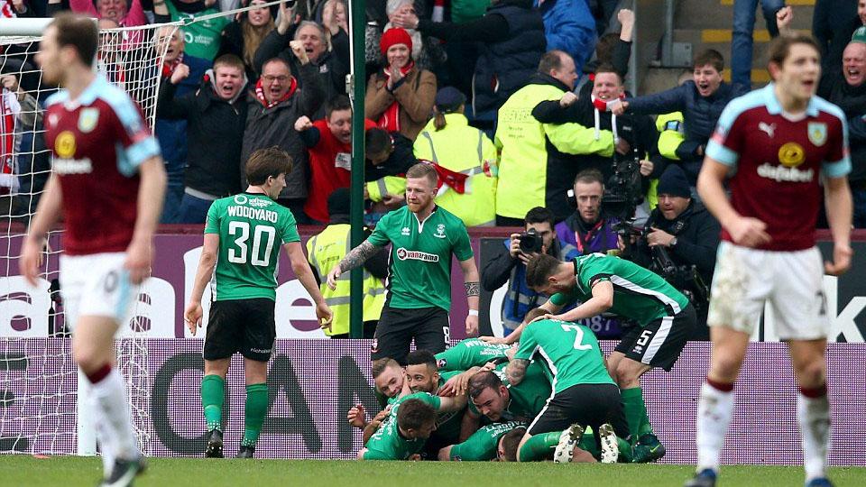 Kegermbiraan pemain Lincoln City usai menyingkirkan Burnley di Piala FA. - INDOSPORT