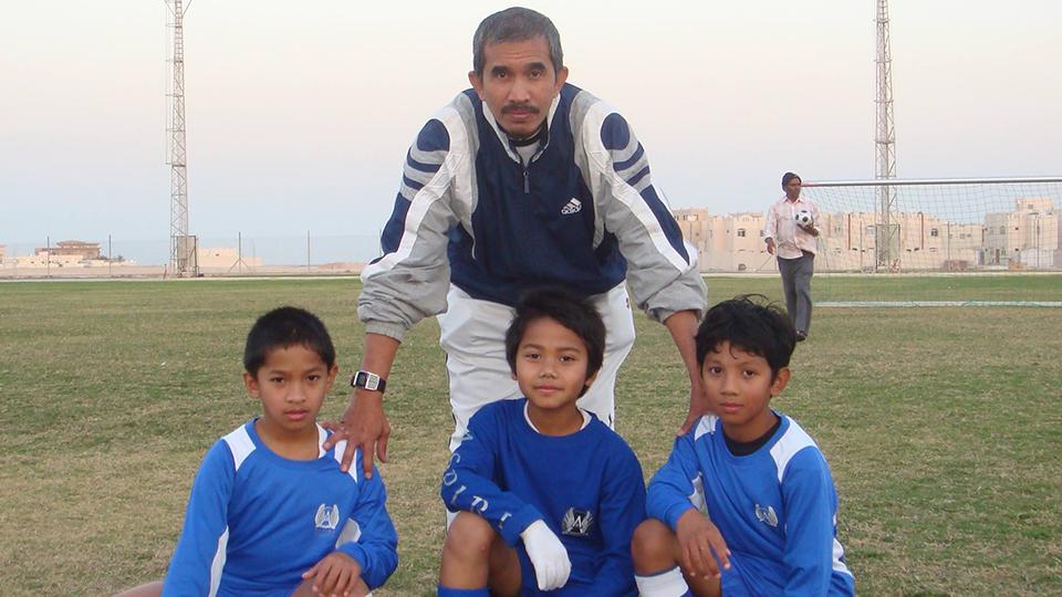 Ali Syahrian Tampo, Andri Syahputra, dan Khuwailid Mustafa bersama pelatih mereka saat itu,Muhammad Yunus Bani. Copyright: Facebook Mustafa Ibrahim