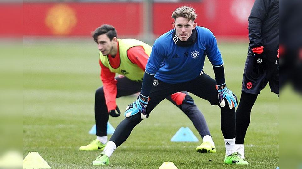 Dean Henderson (depan) saat lakukan sesi latihan bersama Manchester United.