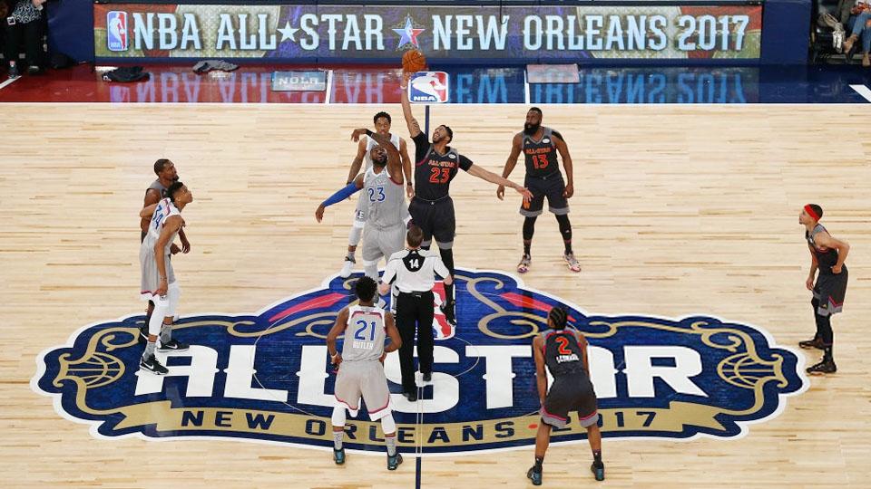 LeBron James (kanan) tengah saling sikut dengan Anthony Davis untuk mendapatkan bola.