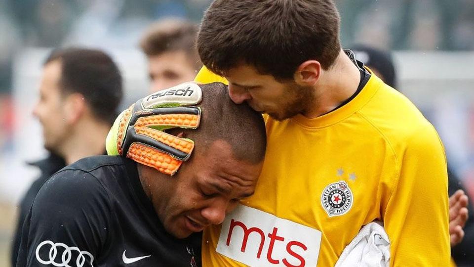 Kiper%20FK%20Partizan%2C%20Filip%20Kljajic%20%28kanan%29%20cium%20kepala%20gelandang%20Brasil%20Everton%20Luiz.