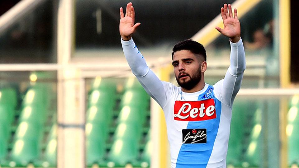 Lorenzo Insigne melambaikan kedua tangannya kepada suporter. Copyright: GIUSEPPE CACACE/AFP/Getty Images