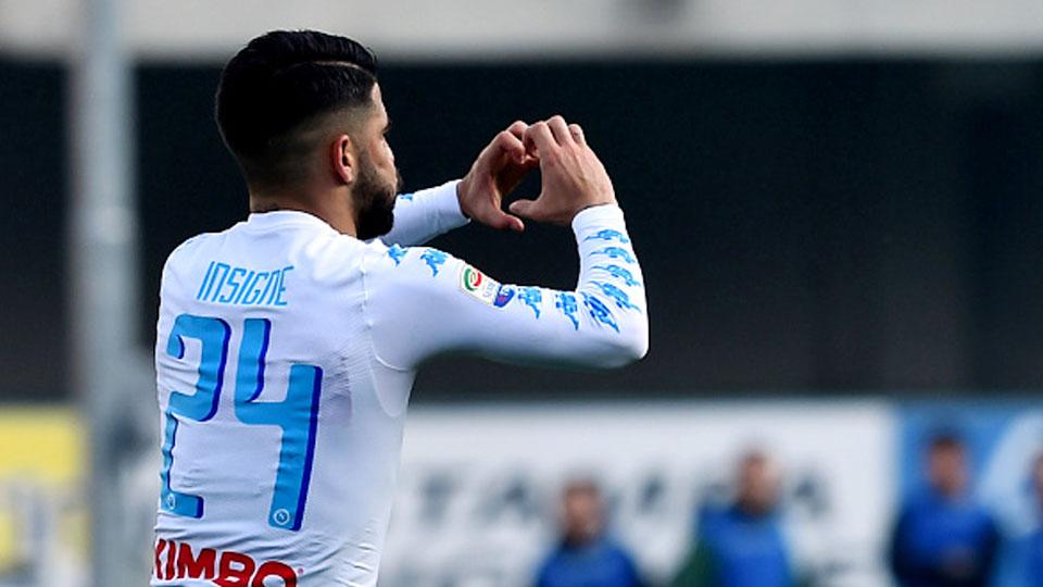 Lorenzo Insigne selebrasi dengan membentuk  Copyright: GIUSEPPE CACACE/AFP/Getty Images