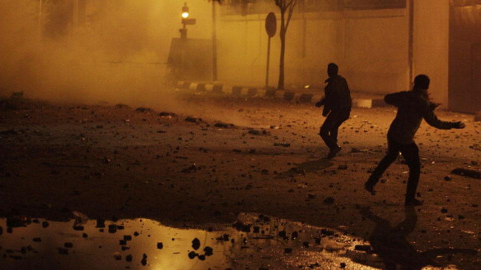 Pengunjuk%20rasa%20melemparkan%20batu%20ke%20arah%20polisi.