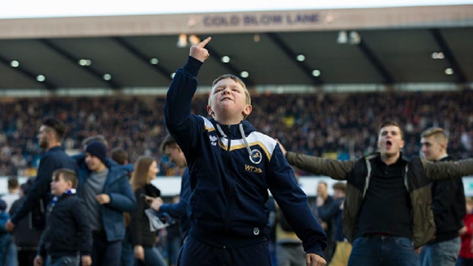 Fans%20Millwall%20yang%20turun%20ke%20lapangan%20usai%20pertandingan%20melawan%20Leicester%20City.