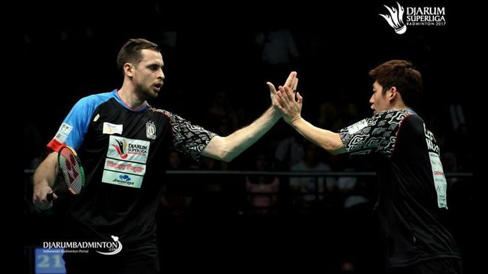 Pebulu tangkis Rusia, Vladimir Ivanov saat bermain bersama atlet Korea Selatan, Lee Yong-dae.