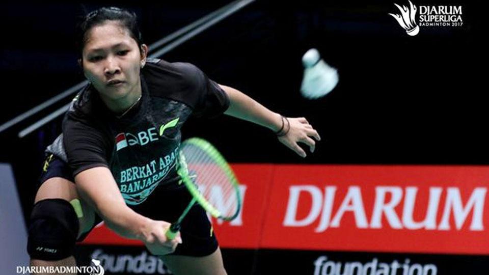 Lindaweni Fanetri (PB Berkat Abadi) mengembalikan shuttlecock.