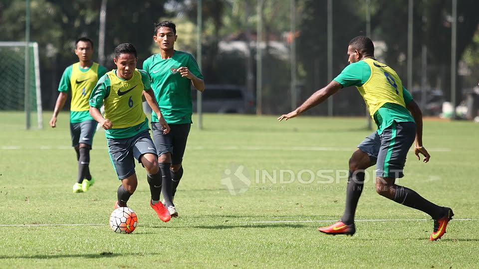 Evan Dimas (no 6) menggiring bola saat mengikuti seleksi tahap pertama Timnas U-22 Sea Games 2017. Copyright: Herry Ibrahim/Indosport