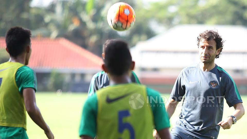 Pelatih Timnas U-22, Luis Milla ikut dalam sesi latihan.