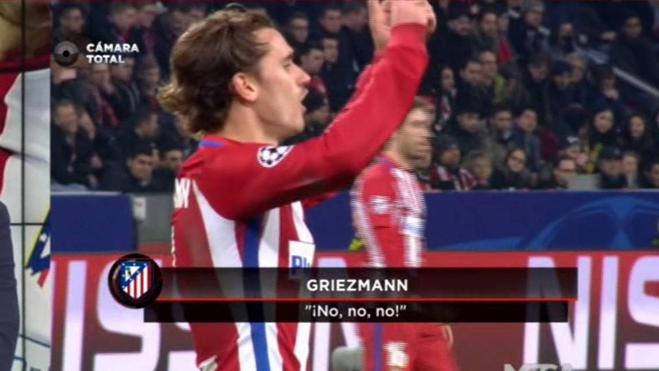 Antoine%20Griezmaan%20melakukan%20penolakan%20saat%20Gameiro%20ditarik%20keluar%20oleh%20Simeone.