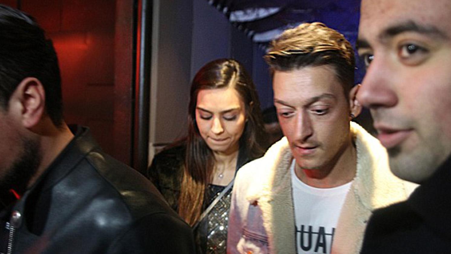 Mesut Ozil dan Amine Gulse. Copyright: Daily Mail