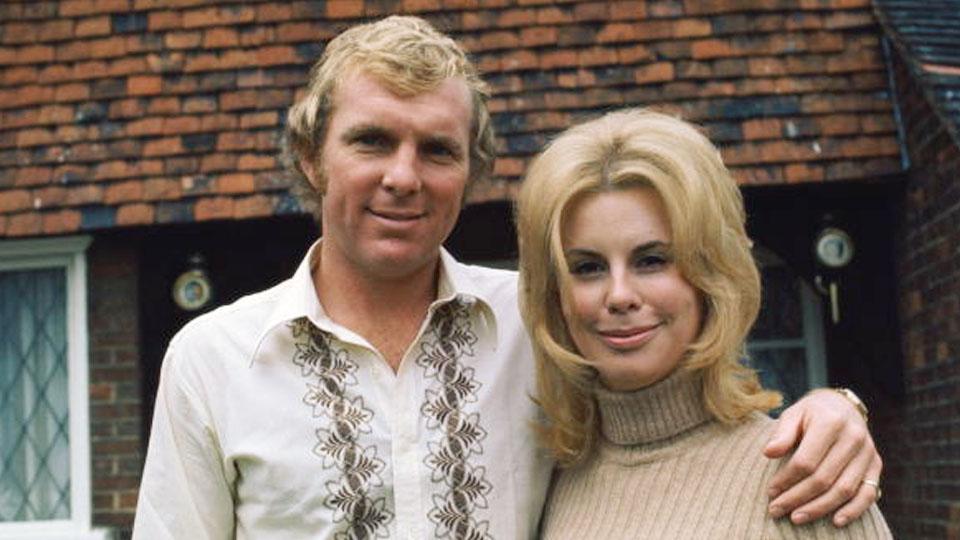 Bobby Moore dengan istrinya Tina. Copyright: Daily Express/Hulton Archive/Getty Images