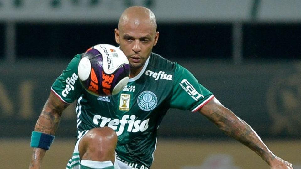 Felipe%20Melo%20saat%20mengontrol%20bola.