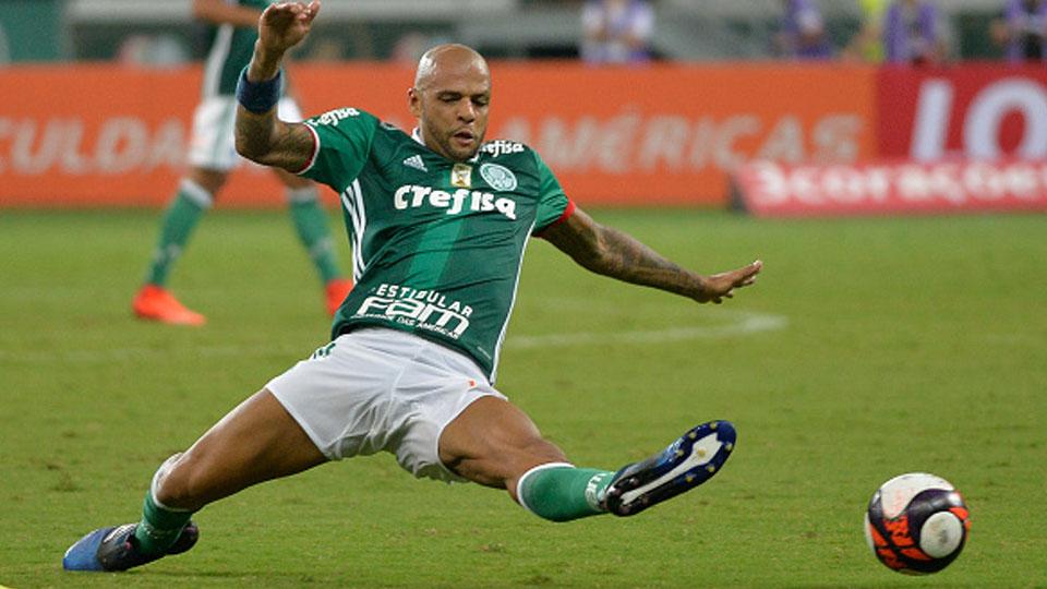 Pemian Palmeiras, Felipe Melo berusaha mengambila bola.
