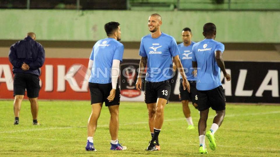 Pemain asing Madura United, Dane Milovanovic tersenyum saat jalani latihan di Stadion Manahan Solo. Copyright: Ghozi/INDOSPORT