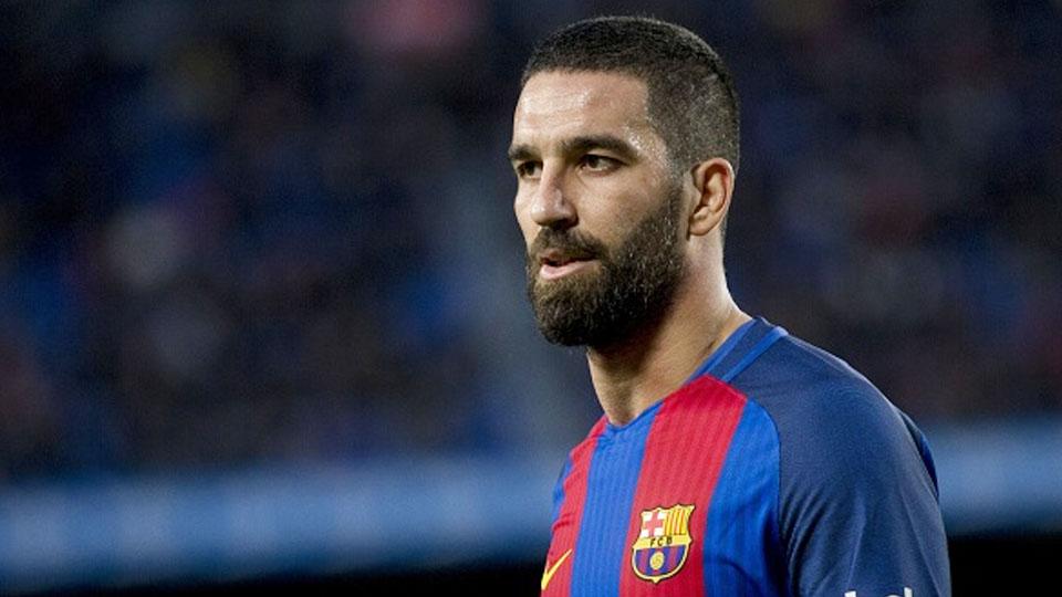 Arda Turan pada laga saat melawan Athletic Bilbao. Copyright: Albert Llop/Anadolu Agency/Getty Images