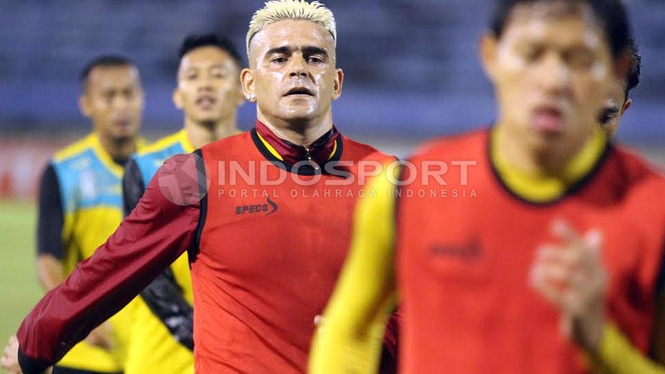 Cristian Gonzales melakukan latihan sekaligus ujicoba lapangan di Stadion Manahan Solo.