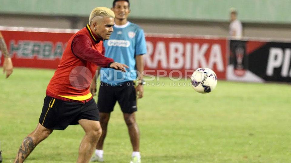 Cristian Gonzales saat akan menendang bola dalam sesi latihan.