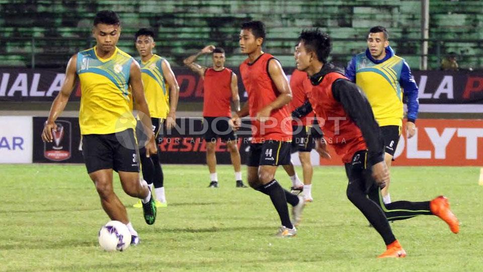 Penggawa Arema FC jalani latihan di Stadion Manahan Solo.