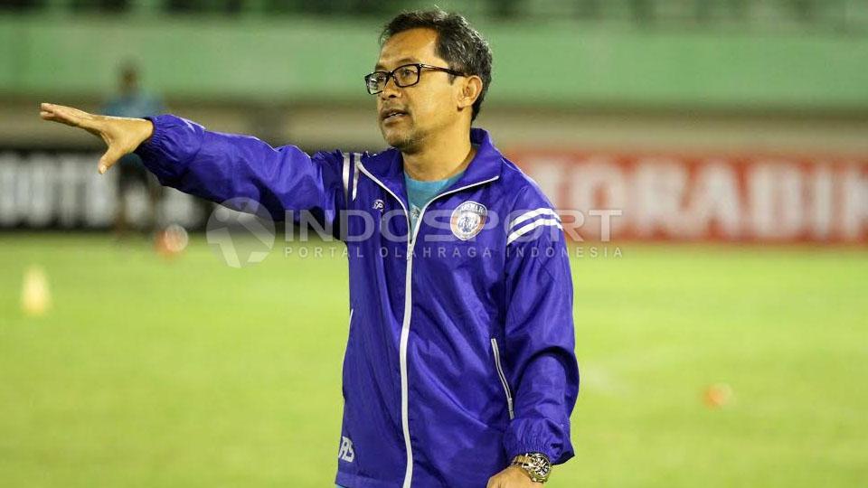 Aji Santoso memberikan instruksi kepada anak asuhnya.