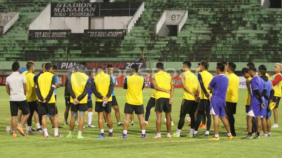 Pemain Arema FC saat mendengarkan instruksi dari Aji Santoso.