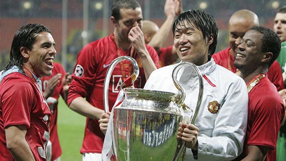 Park Ji-Sung merayakan kemenangan Liga Champions bersama timnya. Copyright: Istimewa