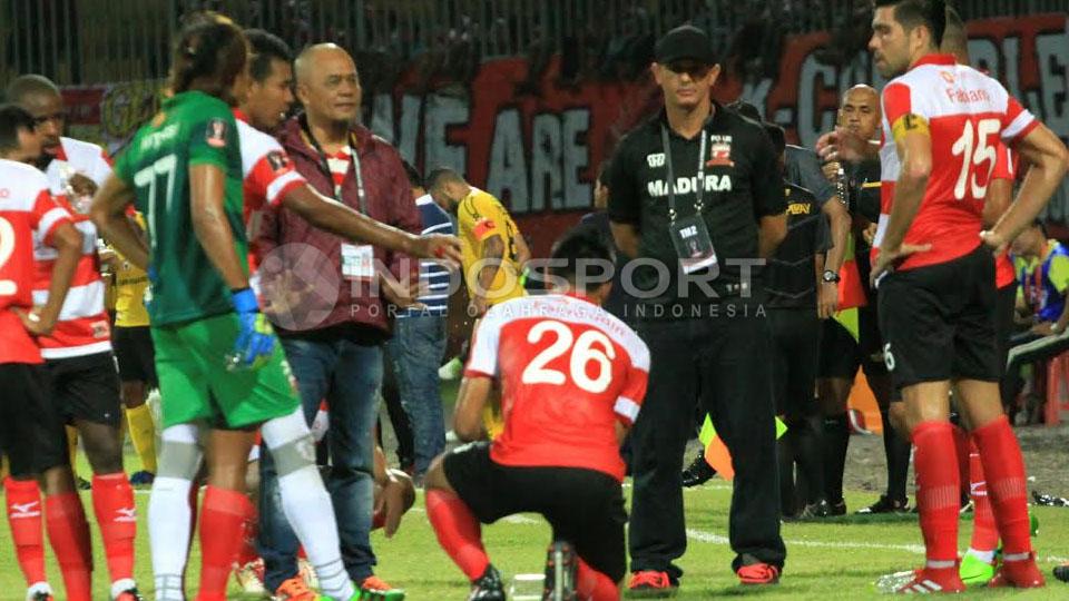 Haruna Soemitro memberikan arahan kepada pemain Madura United. Copyright: Ian Setiawan/INDOSPORT