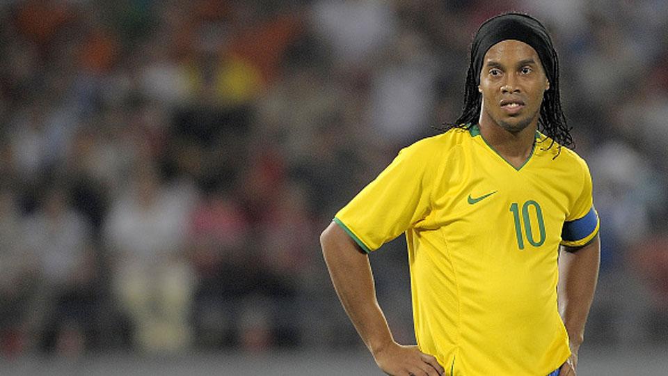 Ronaldinho terlihat sedih gagal memanfaatkan peluang emasnya. - INDOSPORT
