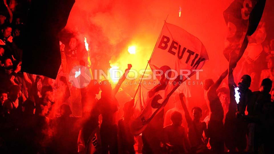 Bobotoh dan Viking rayakan kemenangan Persib Bandung atas Mitra Kukar di Stadion Manahan Solo.