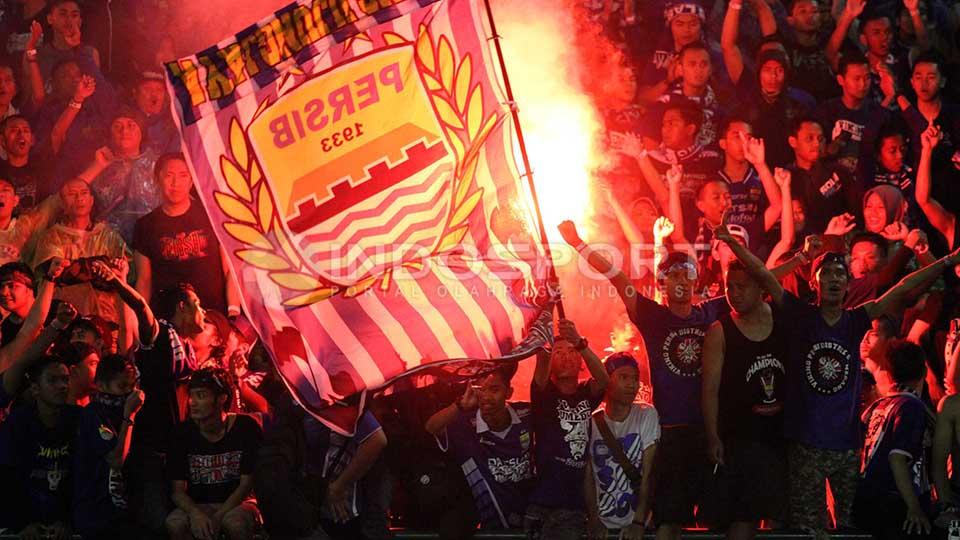 Bobotoh dan Viking rayakan kemenangan Persib Bandung atas Mitra Kukar di Stadion Manahan Solo.