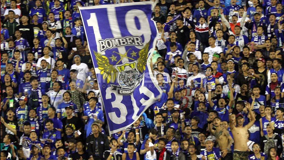 Bobotoh dan Viking rayakan kemenangan Persib Bandung atas Mitra Kukar di Stadion Manahan Solo.