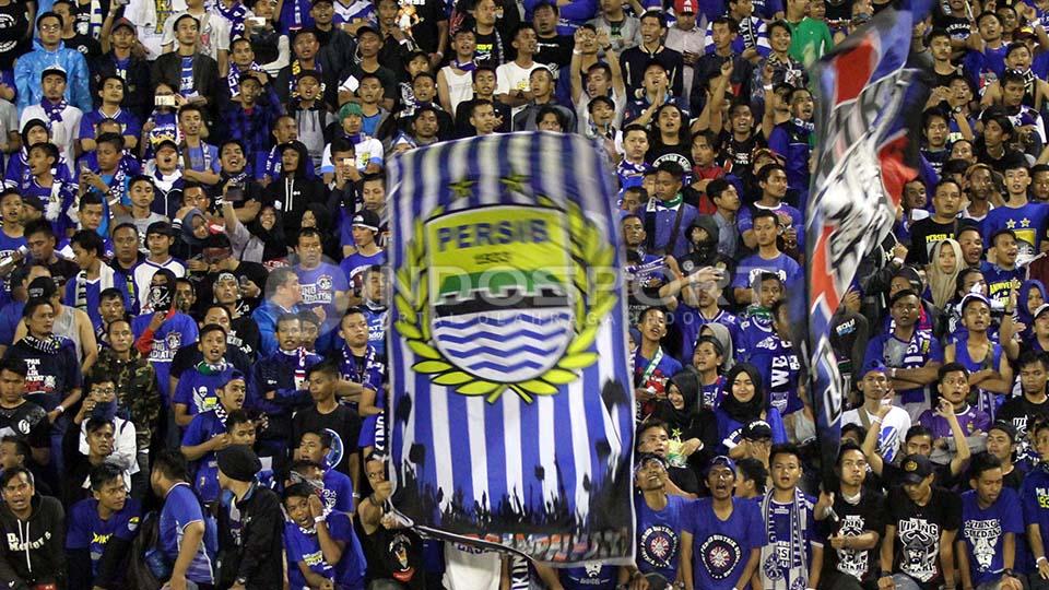 Bobotoh dan Viking rayakan kemenangan Persib Bandung atas Mitra Kukar di Stadion Manahan Solo.