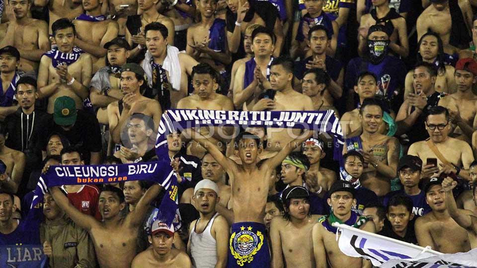 Bobotoh dan Viking rayakan kemenangan Persib Bandung atas Mitra Kukar di Stadion Manahan Solo.