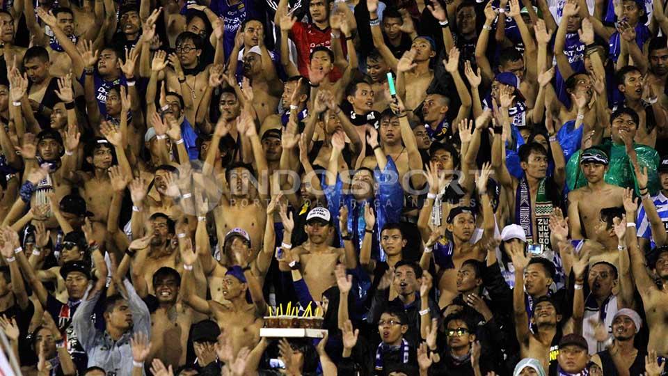 Bobotoh dan Viking rayakan kemenangan Persib Bandung atas Mitra Kukar di Stadion Manahan Solo.