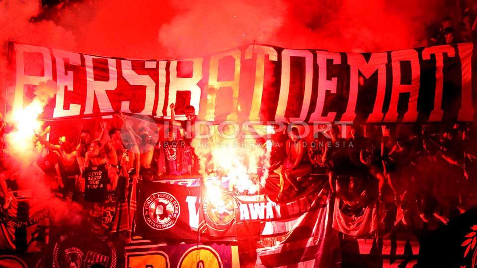 Bobotoh dan Viking rayakan kemenangan Persib Bandung atas Mitra Kukar di Stadion Manahan Solo.
