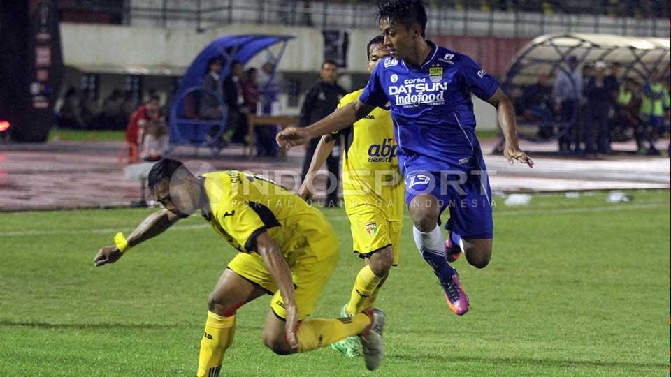 Aksi wonderkid Persib Bandung, Febri Heriyadi lewati hadangan pemain belakang Mitra Kukar.