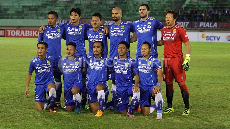 Skuat Persib Bandung berpose sebelum turun berlaga menghadapi Mitra Kukar.