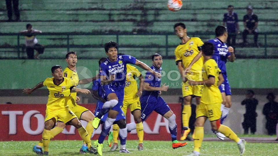 Para pemain Persib Bandung dan Mitra Kukar saling berebut bola dalam sebuah duel udara.