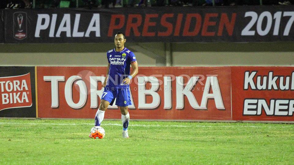 Kapten Persib Bandung, Atep tampil gemilang dengan mencetak dua gol kemenangan bagi timnya.