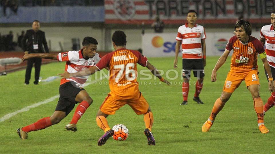 Pemain  Madura United, 	Rifad Marasabessy mendapat halangan dari sejumlah pemain PBFC.