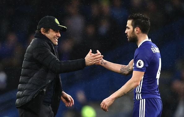 Pelatih Chelsea, Antonio Conte (kiri) bersalaman dengan Cesc Fabregas. Copyright: Clive Rose/GettyImages