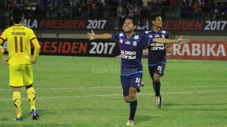 Selebrasu Adam Alis usai membobol gawang Sriwijaya FC. Copyright: @AremafcOfficial
